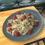 Fusili ao Sour Cream, Molho Pesto e Tomate Cereja